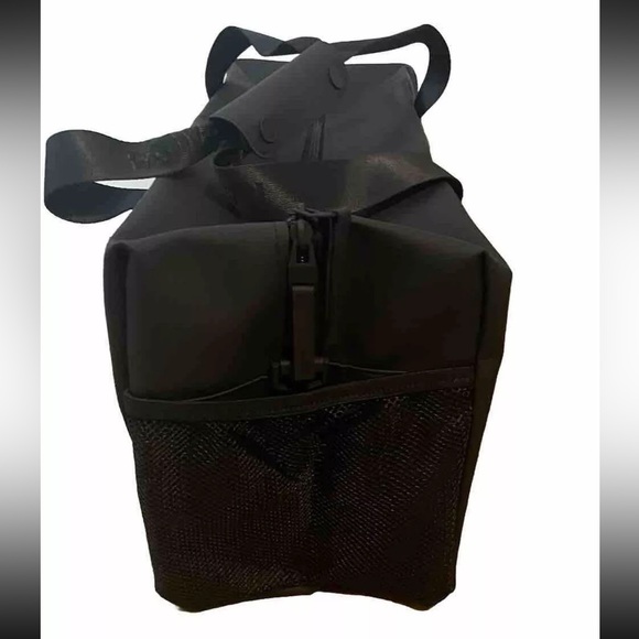 NEW RAINS Trail Gym  Water Resistant  Duffel Bag in Black with strap shoulder. - Picture 3 of 4